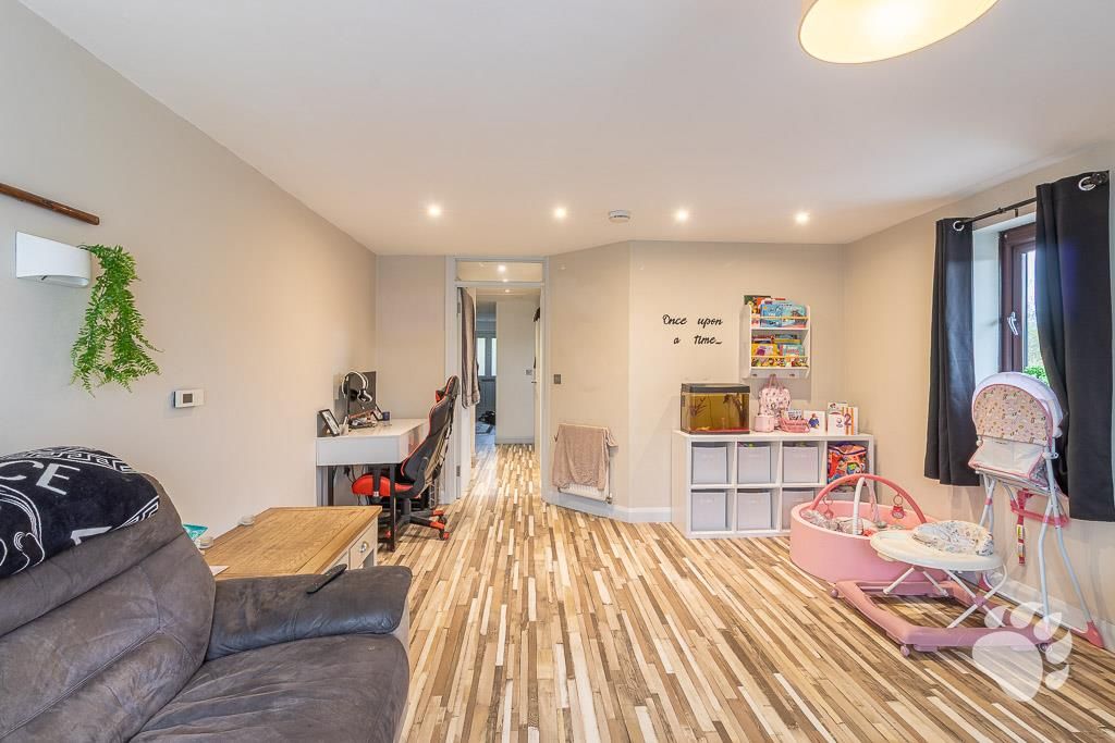 1 bed flat for saleBartlow Side, Burnt Mills SS13 photo 4