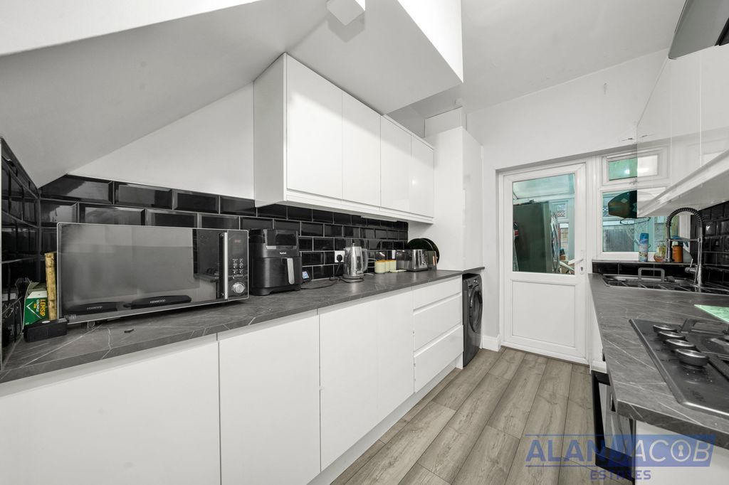 Additional image 5 of 3 bed end terrace house for saleBurnham Road, Romford RM7