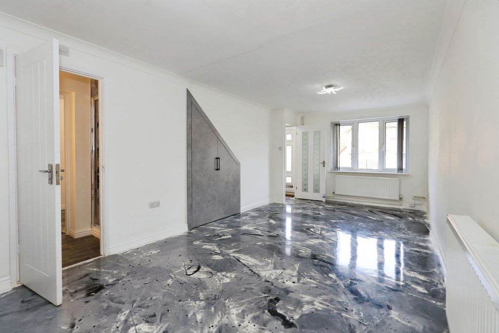 Additional image 2 of 4 bed semi-detached house for saleSheaves Close, Bilston, West Midlands WV14