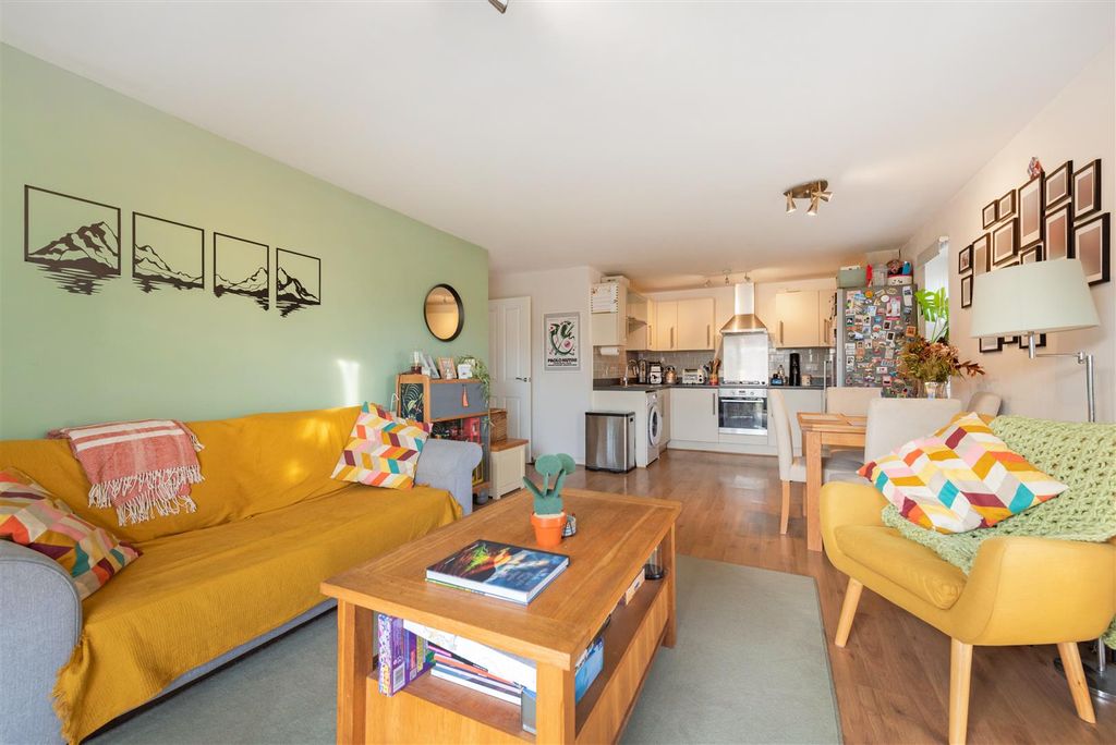 2 bed flat for saleRoving Close, Andover SP11 photo 5