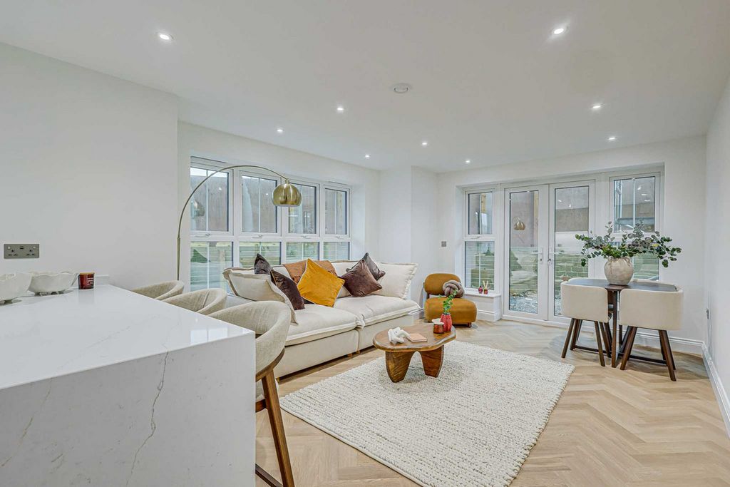 Additional image 4 of 2 bed flat for saleHall Crescent, Benfleet SS7