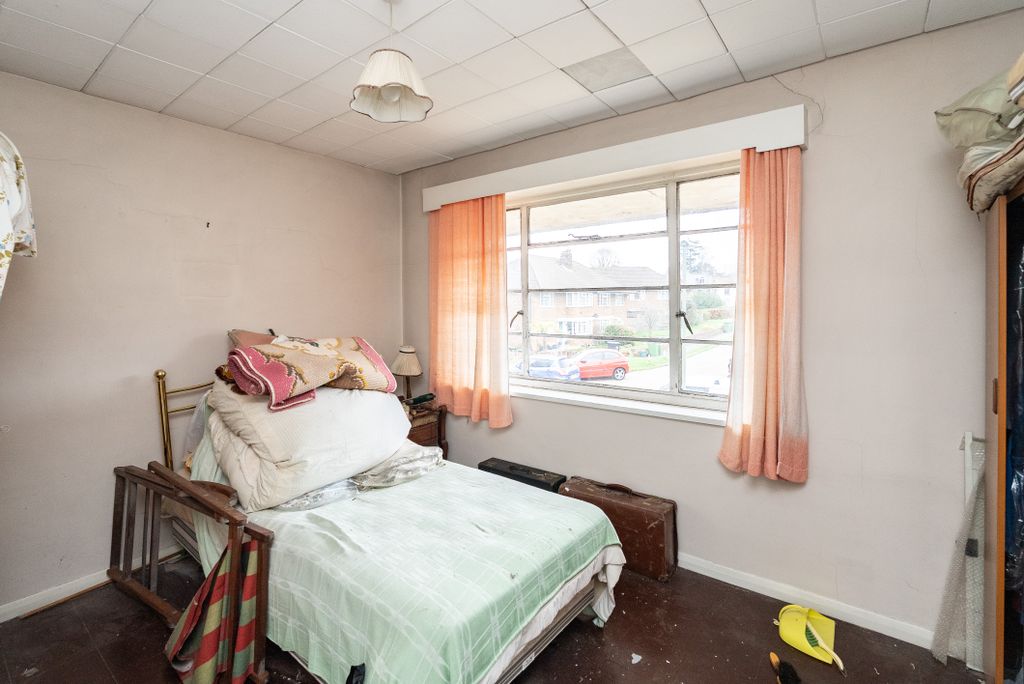 2 bed flat for saleDowns View, Pixham RH4 photo 5