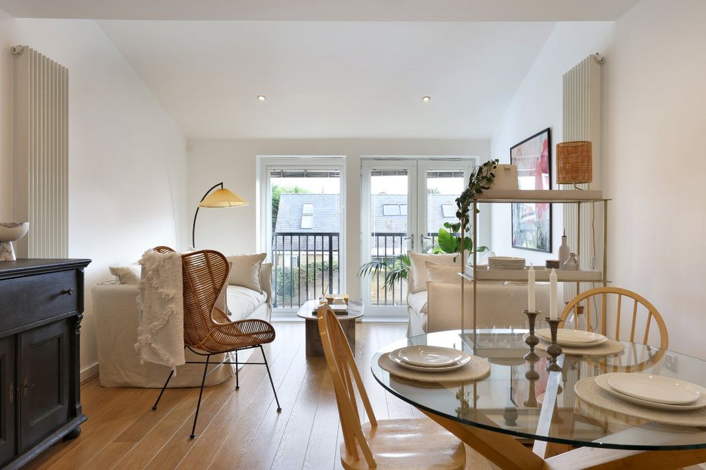 Additional image 2 of 2 bed flat for saleStation Road, Beaconsfield, Buckinghamshire HP9