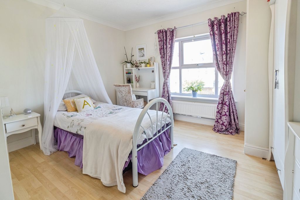 Additional image 7 of 5 bed detached house for saleGoldcrest, Aylesbury HP19
