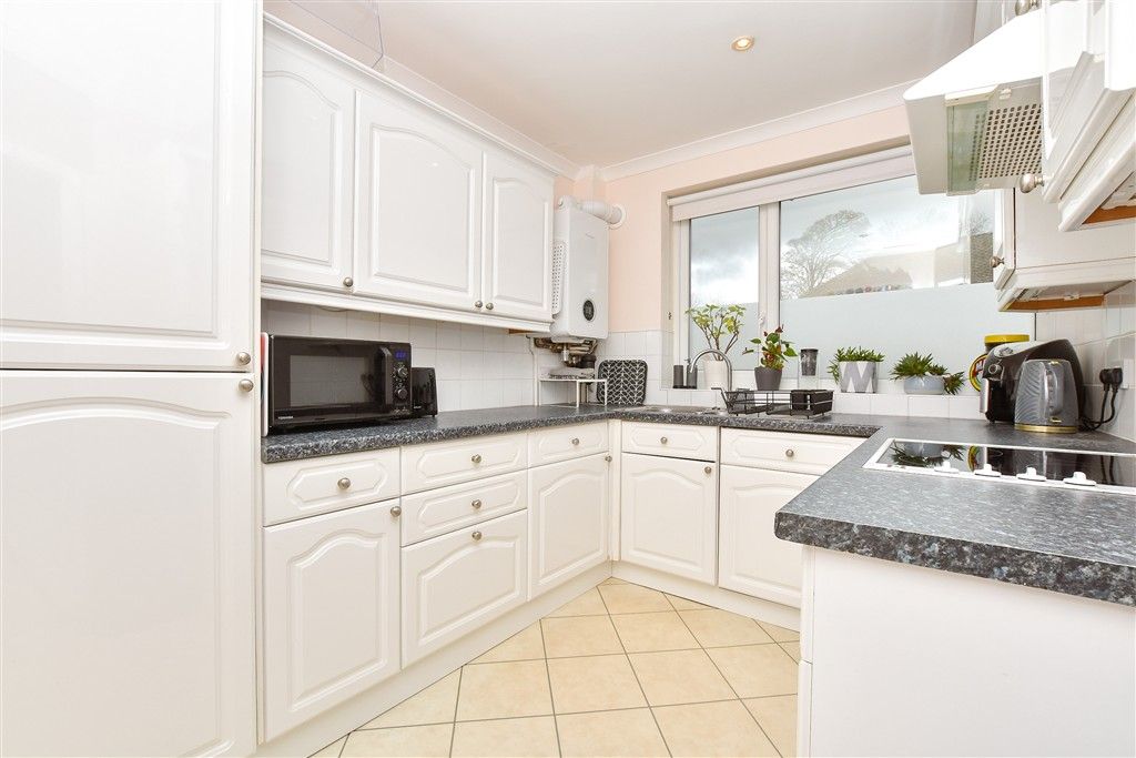 2 bed maisonette for saleCourtlands Crescent, Banstead, Surrey SM7 photo 3