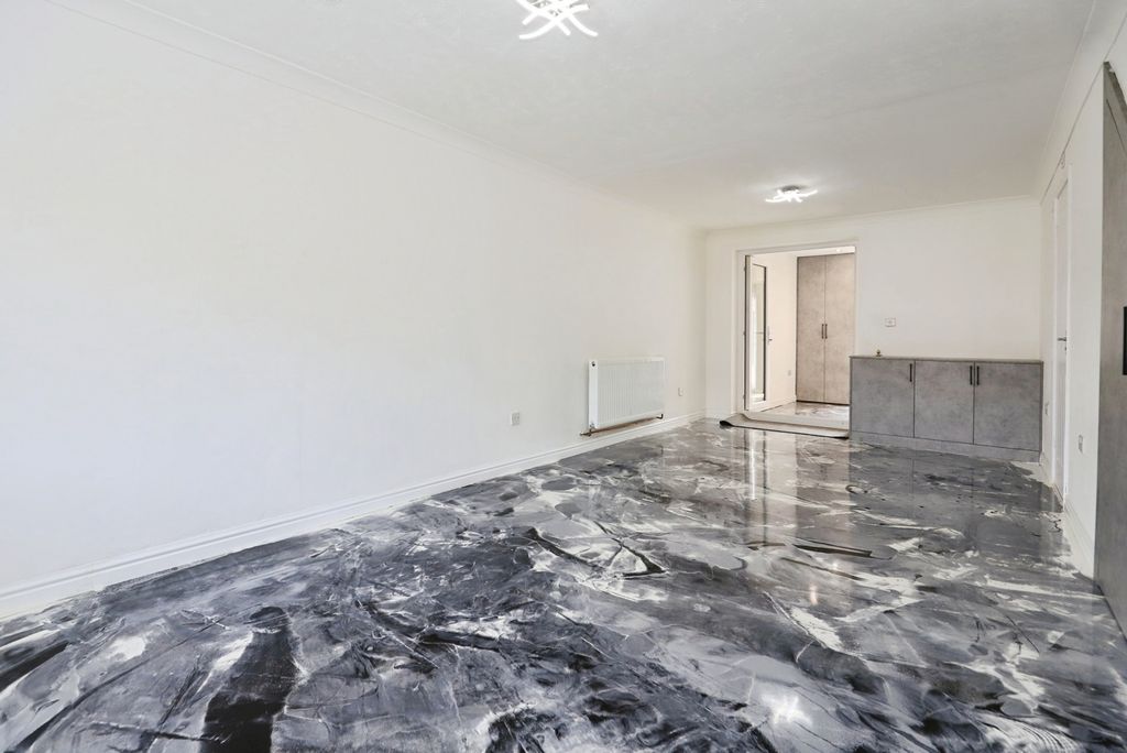 Additional image 7 of 4 bed semi-detached house for saleSheaves Close, Bilston, West Midlands WV14