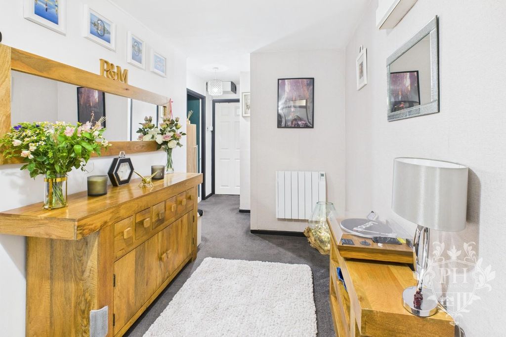 2 bed flat for saleHighfield Road, Middlesbrough TS4 photo 3