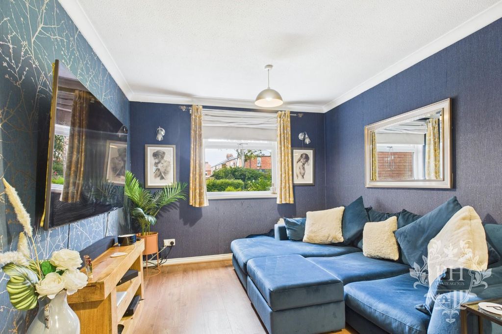 2 bed flat for saleHighfield Road, Middlesbrough TS4 photo 2