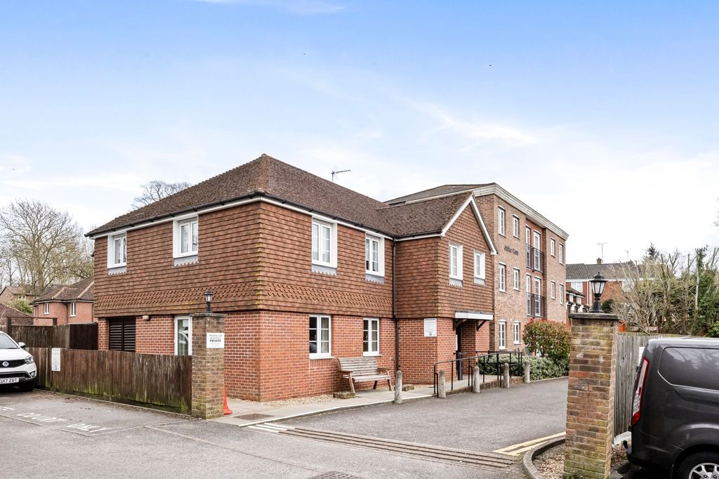 1 bed flat for saleHigh Street, Jubilee Court High Street RH14