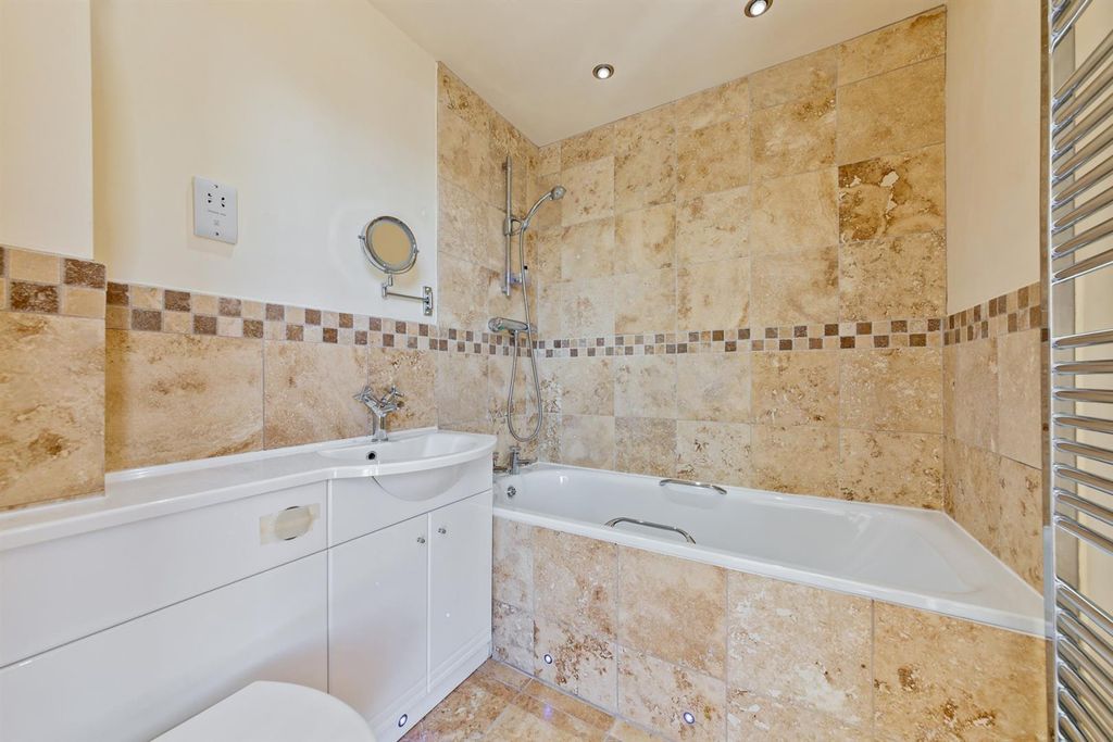 Additional image 11 of 2 bed flat for saleHigh Street, Berkhamsted HP4
