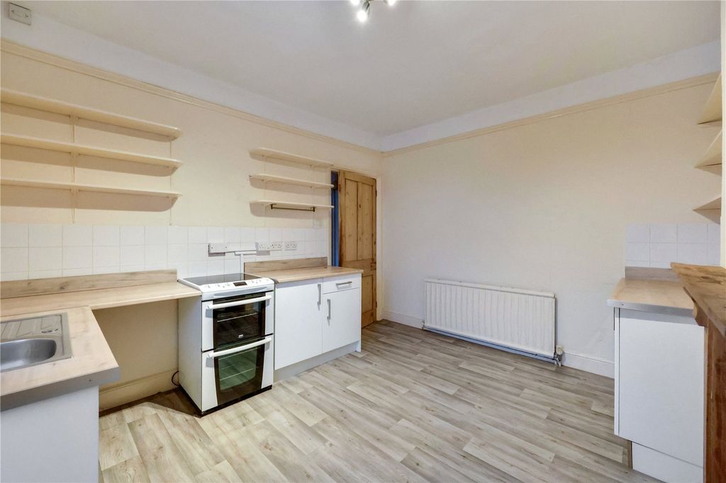 2 bed maisonette for saleHills View, Barnstaple, Devon EX32 photo 5