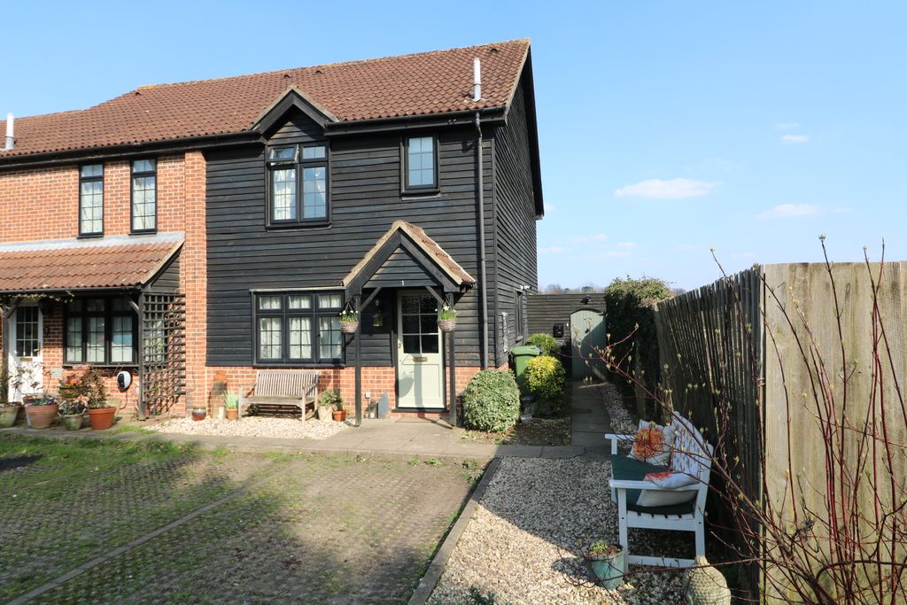 1 bed end terrace house for saleBarleymow Court, Betchworth RH3