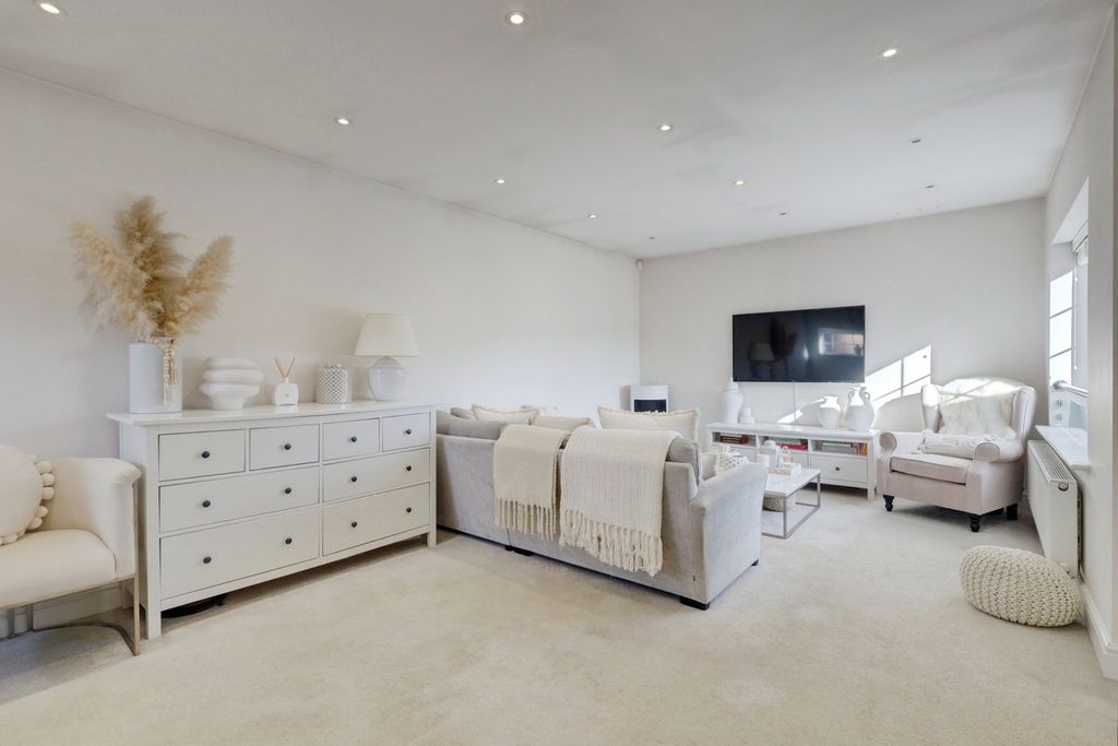 1 bed flat for saleHigh Road, Benfleet SS7 photo 4