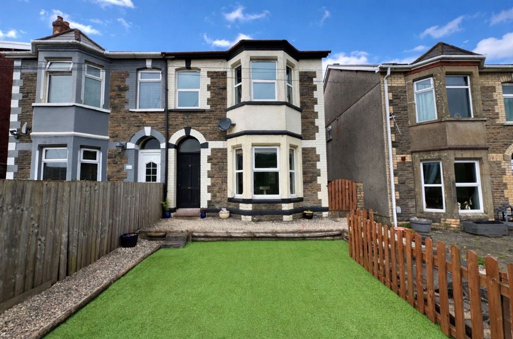 3 bed semi-detached house for saleNorth Road, Newbridge NP11