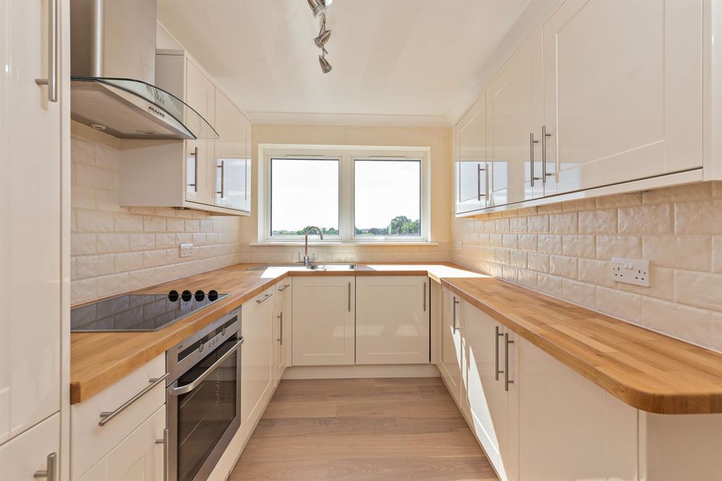 Additional image 2 of 2 bed flat for saleHigh Street, Berkhamsted HP4
