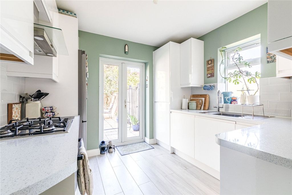 2 bed maisonette for saleManor Drive, New Haw, Addlestone, Surrey KT15 photo 5