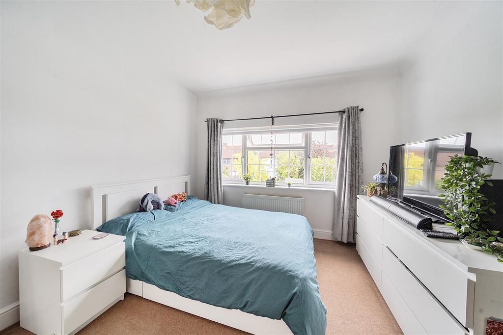 Additional image 8 of 4 bed detached house for saleNorthbrook Road, Aldershot GU11