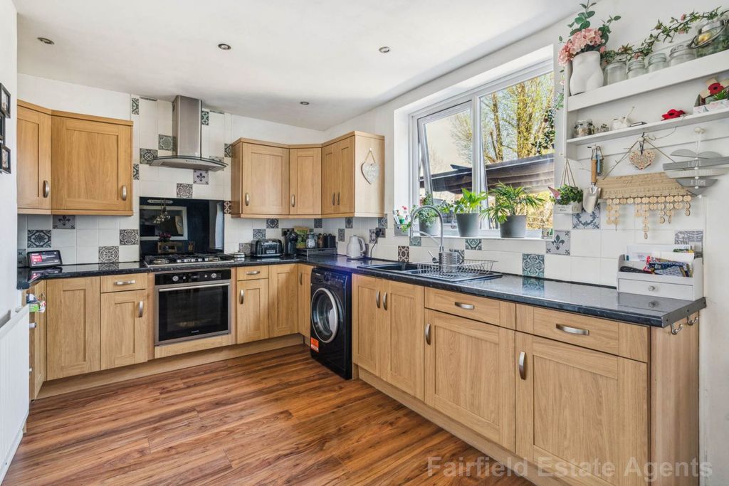 Additional image 6 of 4 bed terraced house for saleLongcliffe Path, South Oxhey, Watford WD19