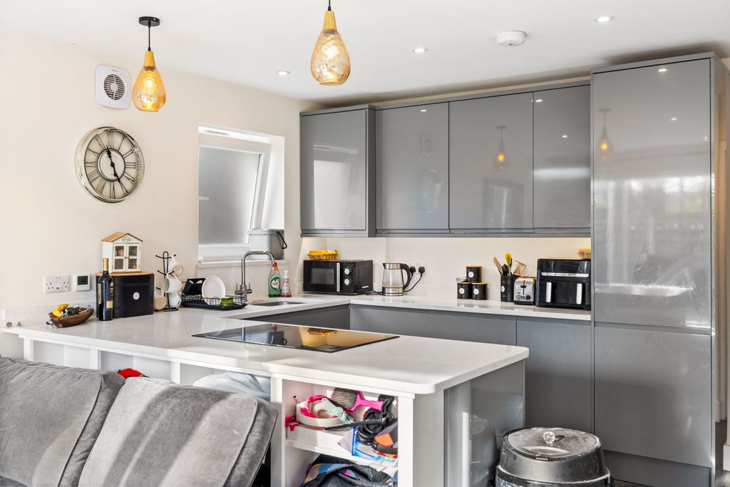 2 bed flat for saleRef: Gf - Fir Tree Road, Banstead SM7