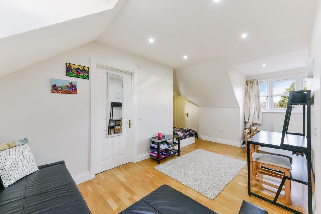 Additional image 12 of 3 bed chalet for saleThe Oval, Banstead SM7