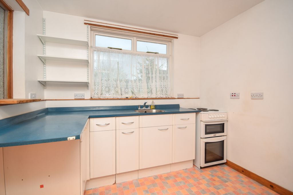 2 bed flat for saleHigher Oakfield, Pitlochry PH16 photo 3