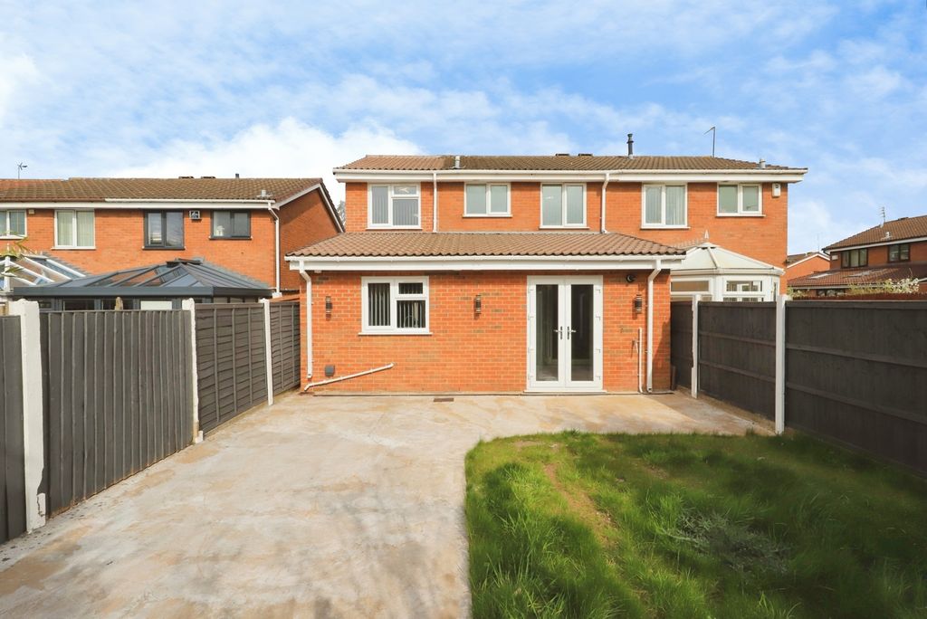 Additional image 12 of 4 bed semi-detached house for saleSheaves Close, Bilston, West Midlands WV14