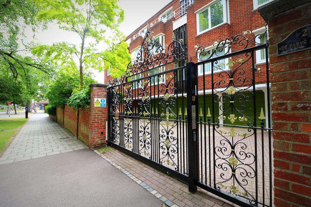 2 bed flat for saleDe Parys Avenue, Bedford MK40