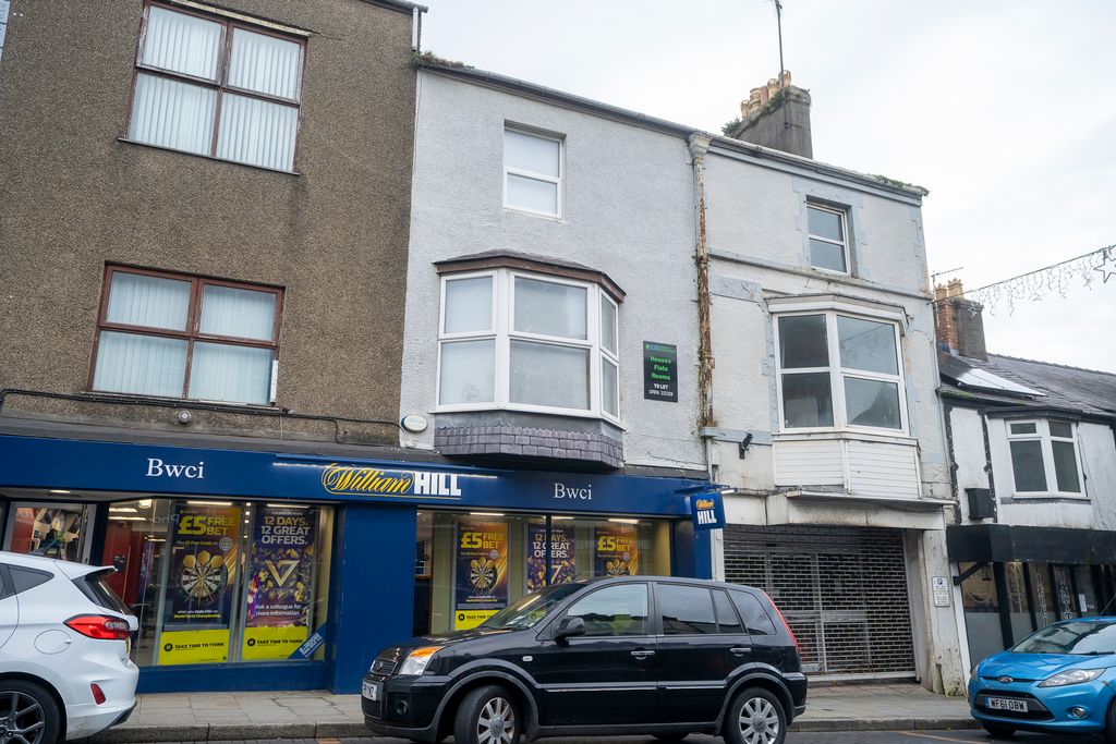 3 bed flat for saleHigh Street, Llangefni LL77