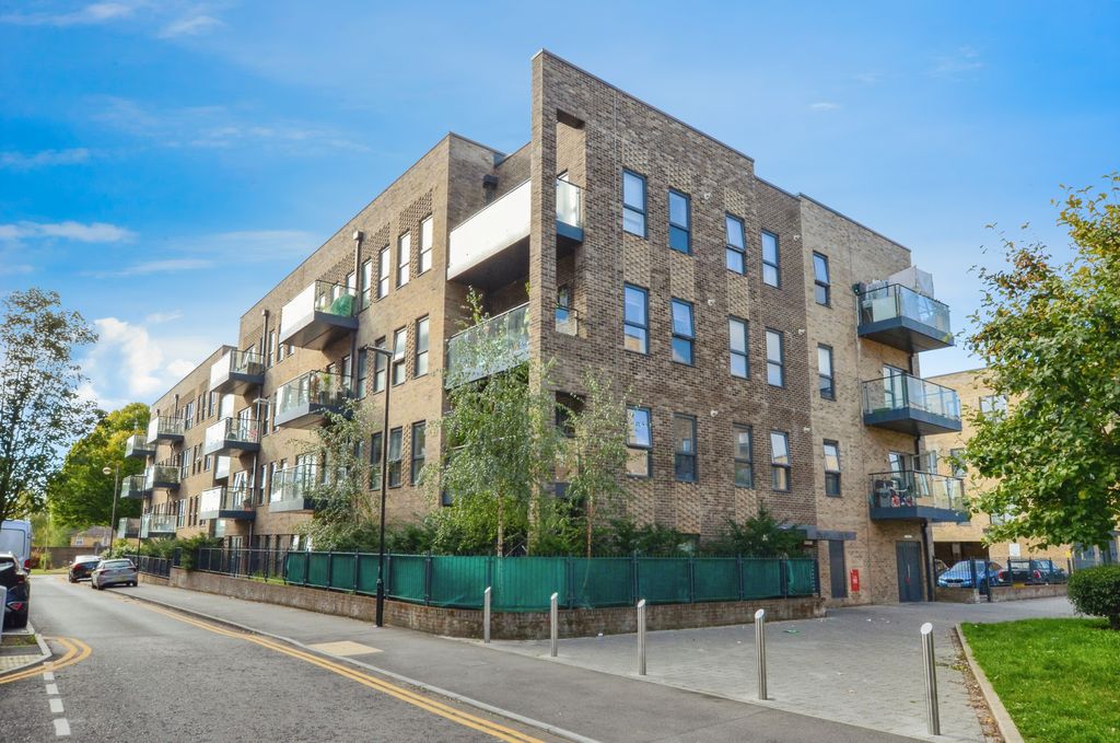 Additional image 12 of 2 bed flat for saleBucknall Place, Watford WD19