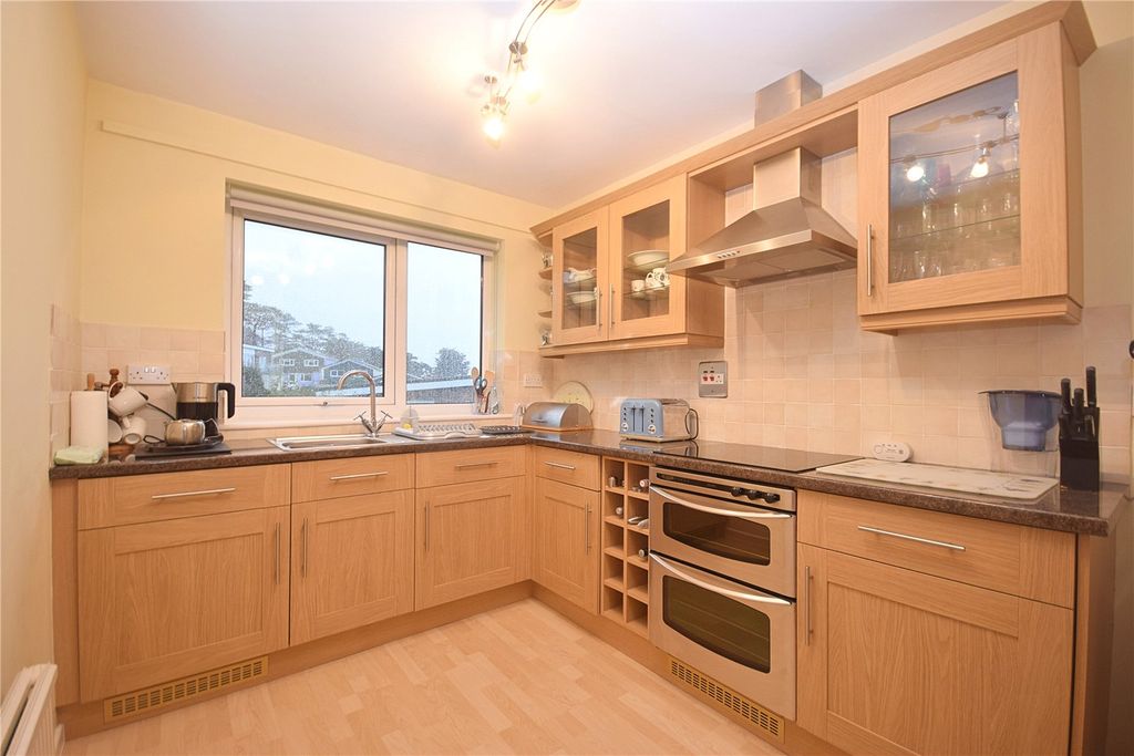 2 bed flat for saleCae Argoed, Aberdyfi, Gwynedd LL35 photo 2
