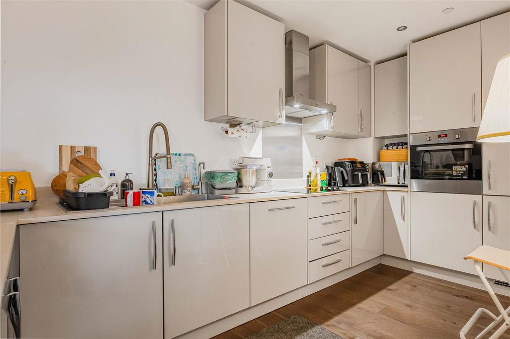 2 bed flat for saleRiverside View, 5-9 Berkeley Avenue RG1 photo 4