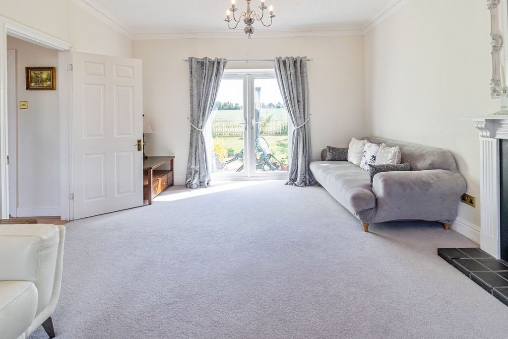 Additional image 2 of 5 bed detached house for saleGoldcrest, Aylesbury HP19
