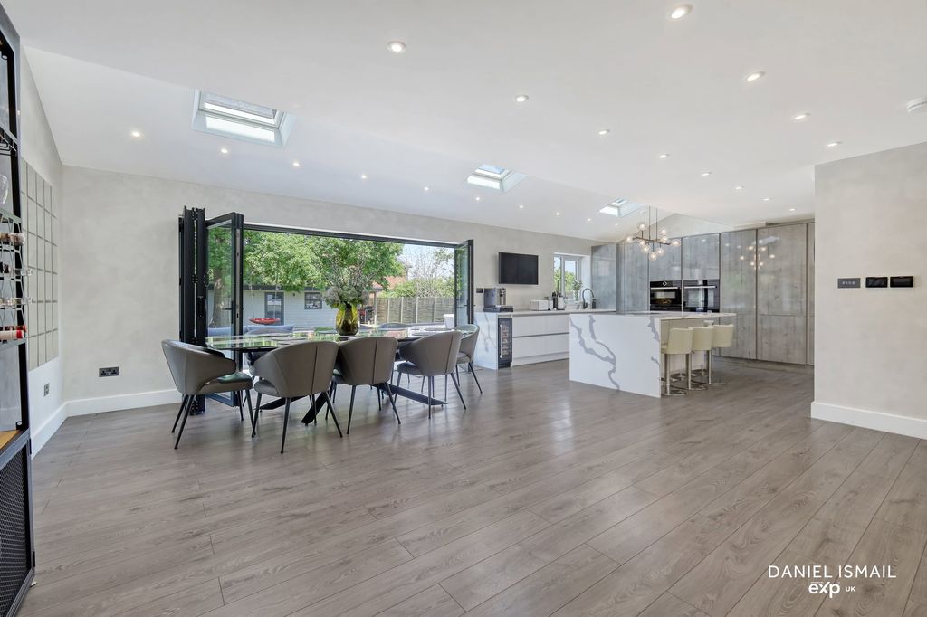 Additional image 10 of 5 bed detached house for saleGreat Berry Lane, Langdon Hills, Basildon SS16