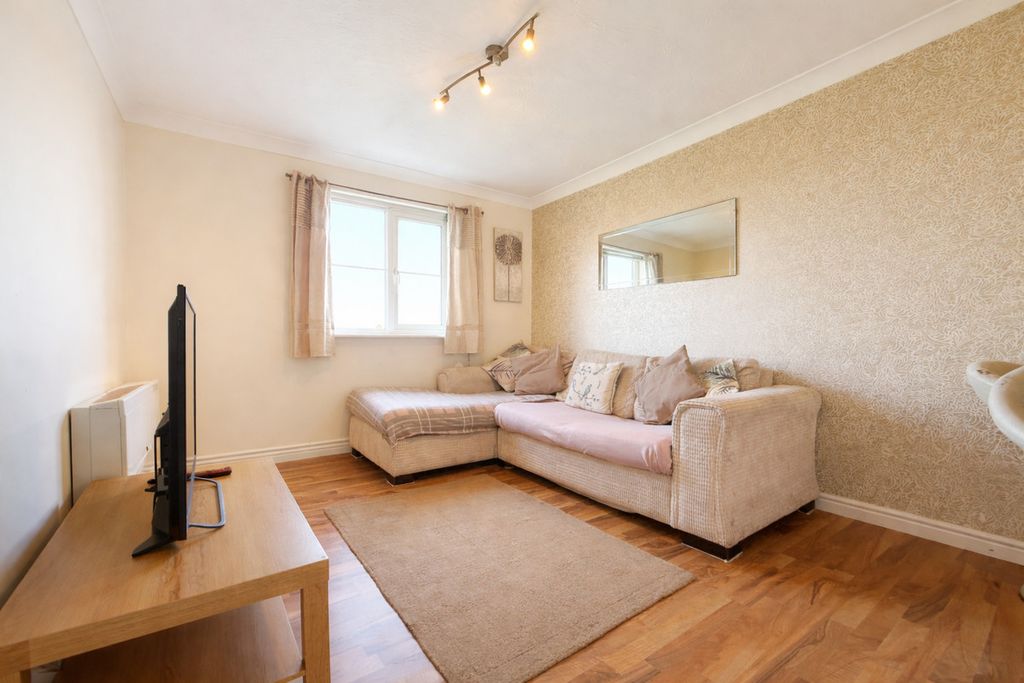 2 bed flat for saleBeaufort Square, Cardiff CF24 photo 2