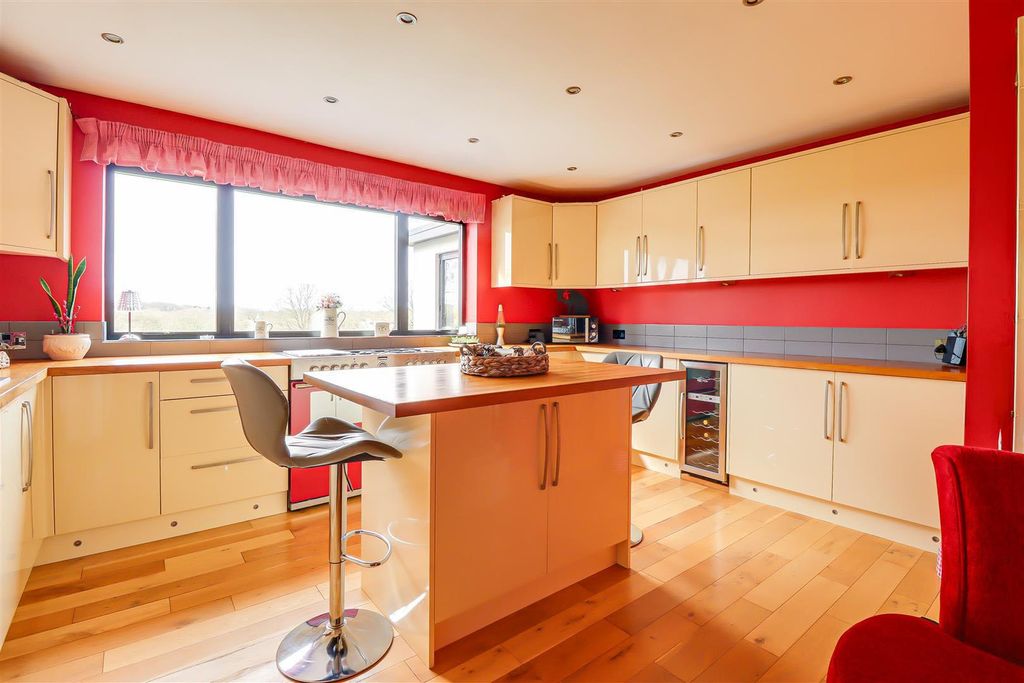 Additional image 10 of 3 bed detached house for saleHaresland Close, Benfleet SS7