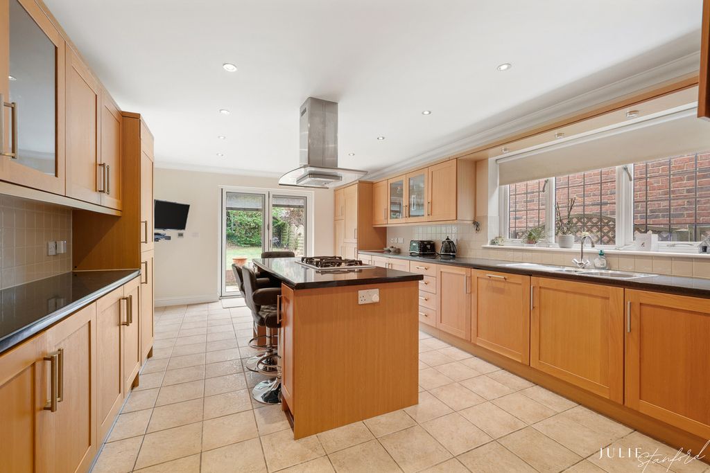 Additional image 2 of 6 bed detached house for saleLee Chapel Lane, Basildon SS16