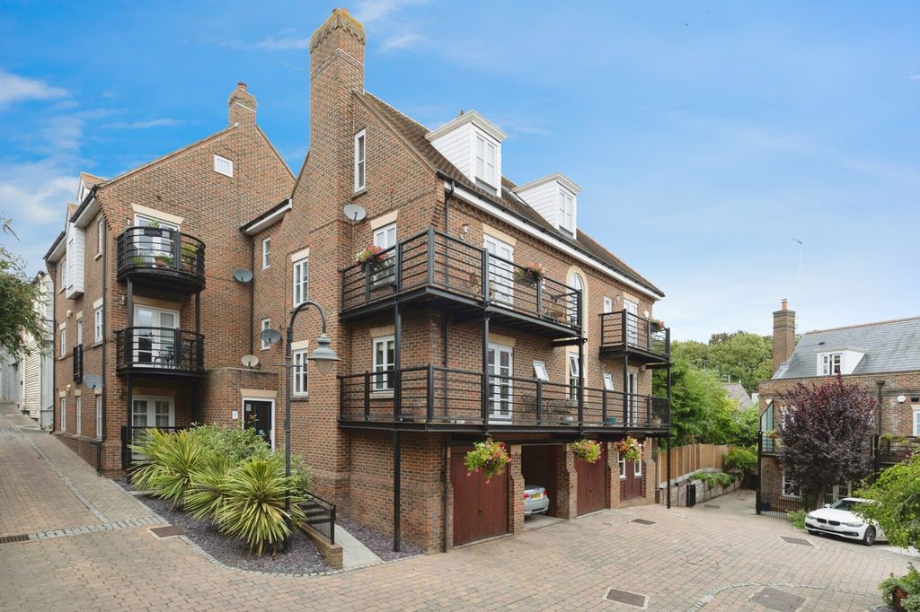 Additional image 6 of 3 bed flat for saleAlexander Mews, High Street, Billericay, Essex CM12