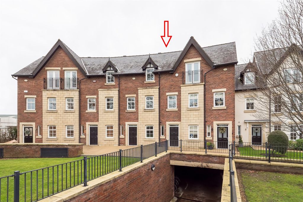 3 bed town house for saleEdge View Crescent, Merrymans Lane, Alderley Edge SK9