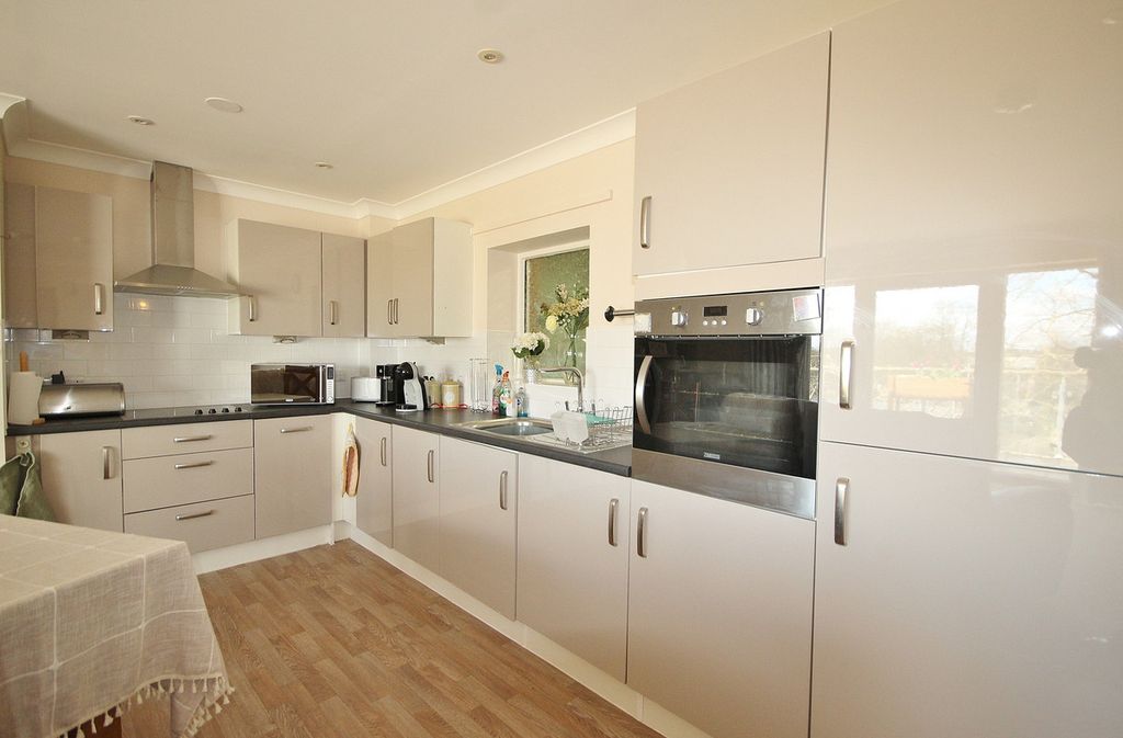 2 bed flat for saleFernleigh, Witney OX28 photo 3