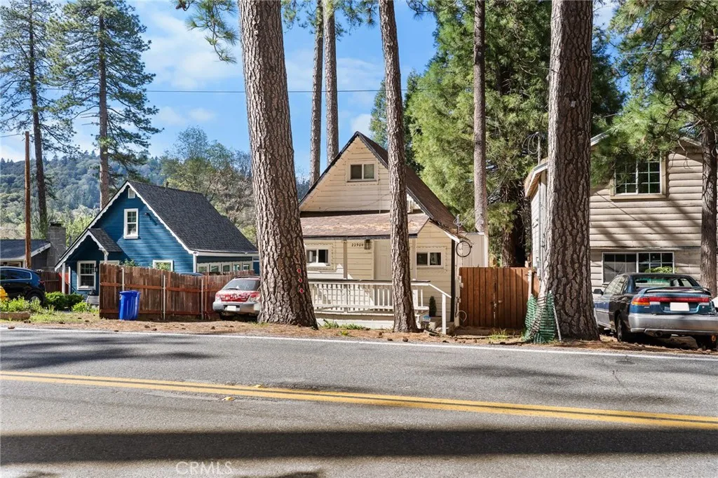 22904 Waters Dr, Crestline, CA 92325