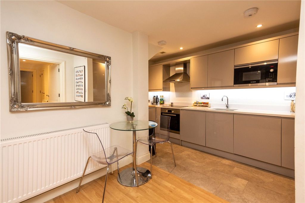 Additional image 3 of 2 bed flat for saleHigh Street, Berkhamsted HP4