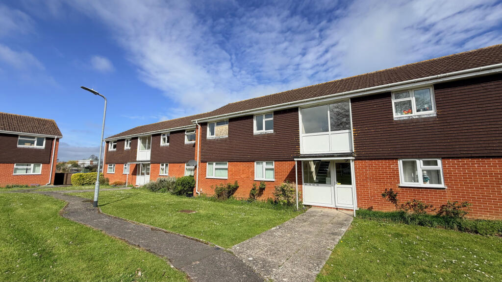 Strode Road, Street