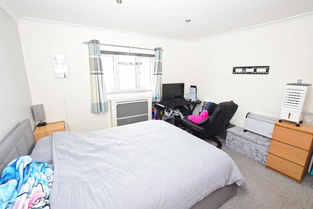 Additional image 6 of 2 bed flat for saleHuckleberry Close, Chatham ME5