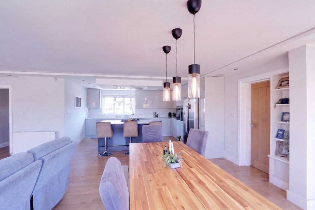 Additional image 4 of 5 bed detached house for sale6 Heathfield, Benfleet SS7