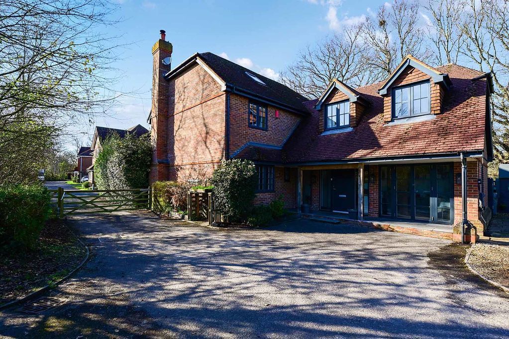 6 bed detached house for saleLittle Binfields, Chineham RG24 photo 2