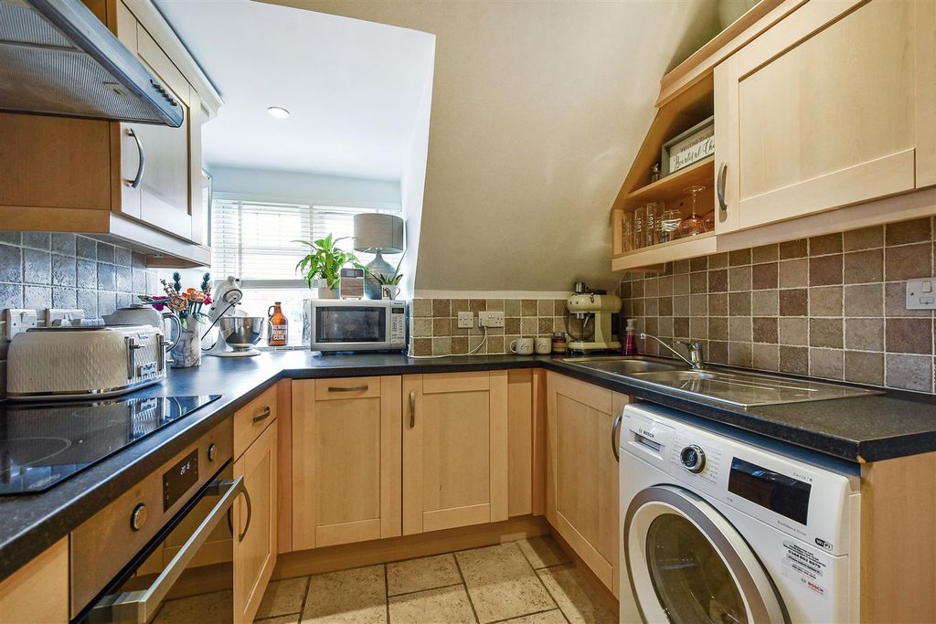 2 bed flat for saleThe Avenue, Andover SP10 photo 4