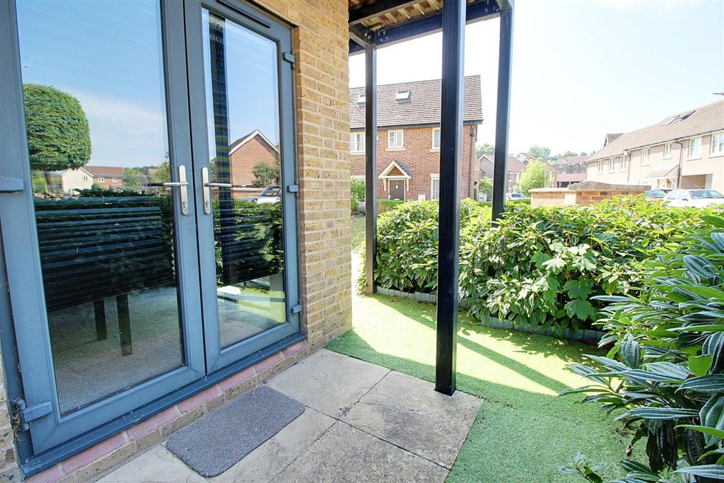 Additional image 4 of 2 bed flat for saleBirtchnell Close, Berkhamsted HP4