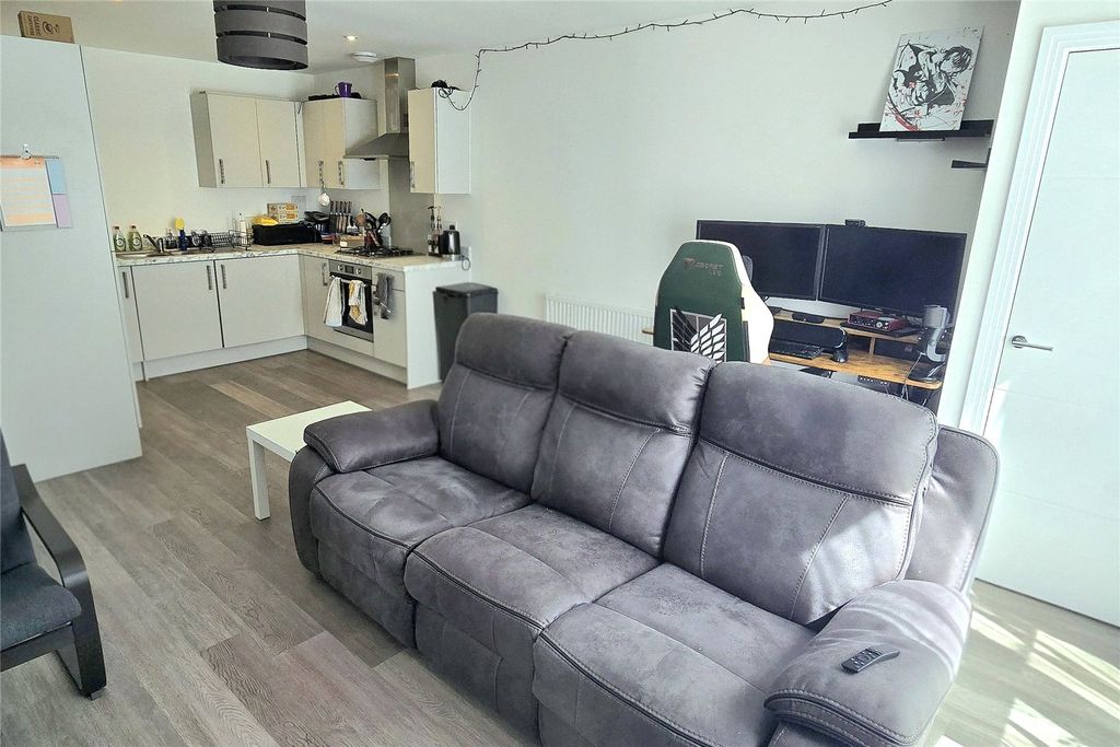 Additional image 4 of 1 bed flat for saleWoodside Close, Bagshot, Surrey GU19