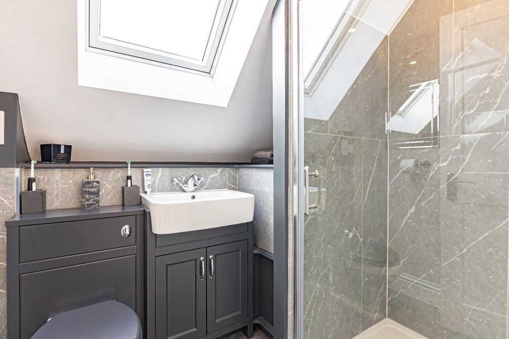 Additional image 20 of 5 bed detached house for saleBarnett Way, Bierton, Aylesbury HP22