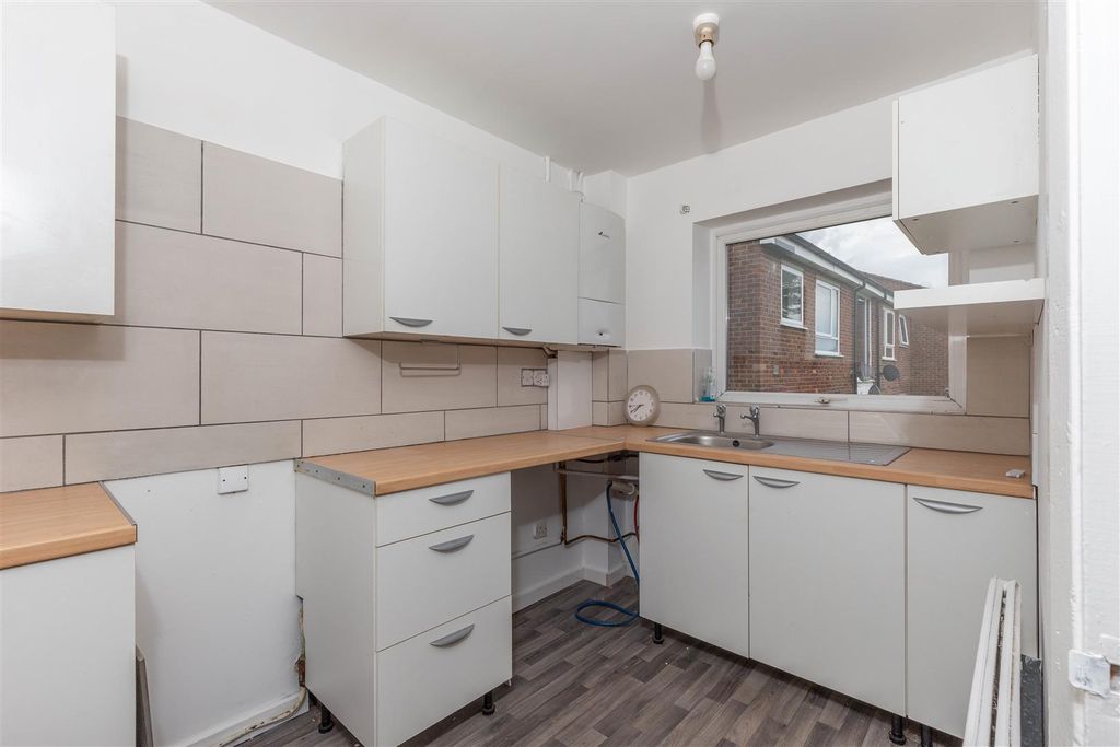 Additional image 3 of 2 bed flat for saleChiltern Park Avenue, Berkhamsted HP4